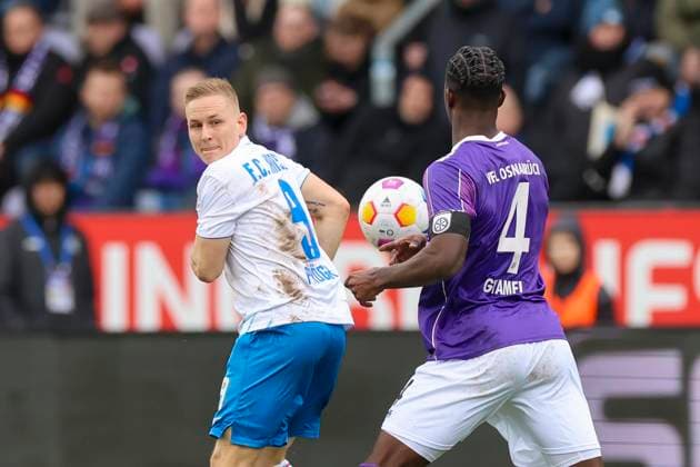 Kai Proeger (Hansa Rostock) und Maxwell Gyamfi (VfL Osnabrueck) kaempfen um den Ball, 2. Bundesliga, VfL Osnabrueck vs Hansa Rostock, Bremer Bruecke, 11.02.2024, Osnabrueck, Deutschland.