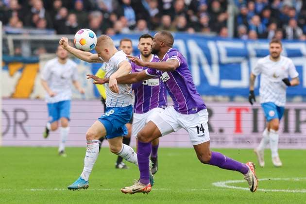 Kai Proeger (Hansa Rostock) und Oumar Diakhite (VfL Osnabrueck) kaempfen um den Ball, 2. Bundesliga, VfL Osnabrueck vs Hansa Rostock, Bremer Bruecke, 11.02.2024, Osnabrueck, Deutschland.