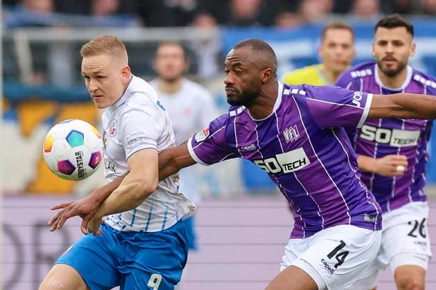 Kai Proeger (Hansa Rostock) und Oumar Diakhite (VfL Osnabrueck) kaempfen um den Ball, 2. Bundesliga, VfL Osnabrueck vs Hansa Rostock, Bremer Bruecke, 11.02.2024, Osnabrueck, Deutschland.