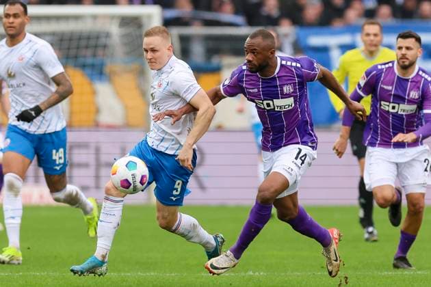 Kai Proeger (Hansa Rostock) und Oumar Diakhite (VfL Osnabrueck) kaempfen um den Ball, 2. Bundesliga, VfL Osnabrueck vs Hansa Rostock, Bremer Bruecke, 11.02.2024, Osnabrueck, Deutschland.