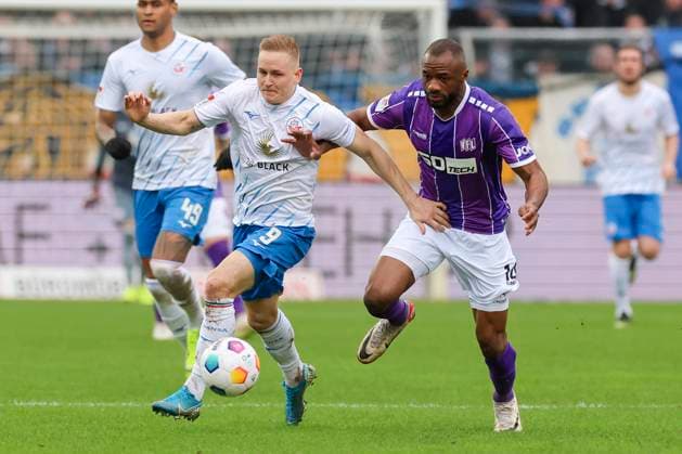 Kai Proeger (Hansa Rostock) und Oumar Diakhite (VfL Osnabrueck) kaempfen um den Ball, 2. Bundesliga, VfL Osnabrueck vs Hansa Rostock, Bremer Bruecke, 11.02.2024, Osnabrueck, Deutschland.