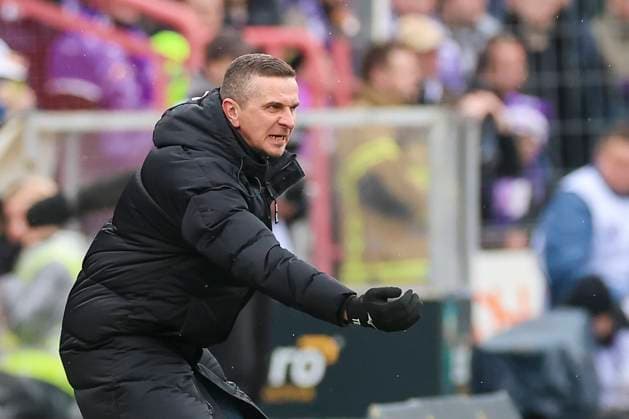 Trainer Mersad Selimbegovic (Hansa Rostock) gestikuliert, 2. Bundesliga, VfL Osnabrueck vs Hansa Rostock, Bremer Bruecke, 11.02.2024, Osnabrueck, Deutschland.