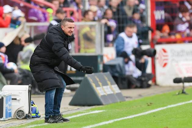 Trainer Mersad Selimbegovic (Hansa Rostock) gestikuliert, 2. Bundesliga, VfL Osnabrueck vs Hansa Rostock, Bremer Bruecke, 11.02.2024, Osnabrueck, Deutschland.