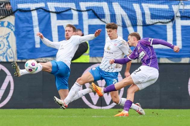 Oliver Huesing (Hansa Rostock), Alexander Rossipal (Hansa Rostock) und Michael Cuisance (VfL Osnabrueck) kaempfen um den Ball, 2. Bundesliga, VfL Osnabrueck vs Hansa Rostock, Bremer Bruecke, 11.02.2024, Osnabrueck, Deutschland.