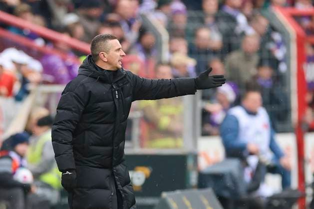 Trainer Mersad Selimbegovic (Hansa Rostock) gestikuliert, 2. Bundesliga, VfL Osnabrueck vs Hansa Rostock, Bremer Bruecke, 11.02.2024, Osnabrueck, Deutschland.