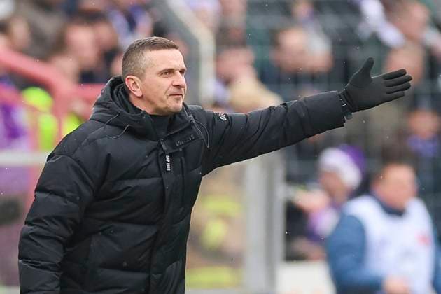 Trainer Mersad Selimbegovic (Hansa Rostock) gestikuliert, 2. Bundesliga, VfL Osnabrueck vs Hansa Rostock, Bremer Bruecke, 11.02.2024, Osnabrueck, Deutschland.