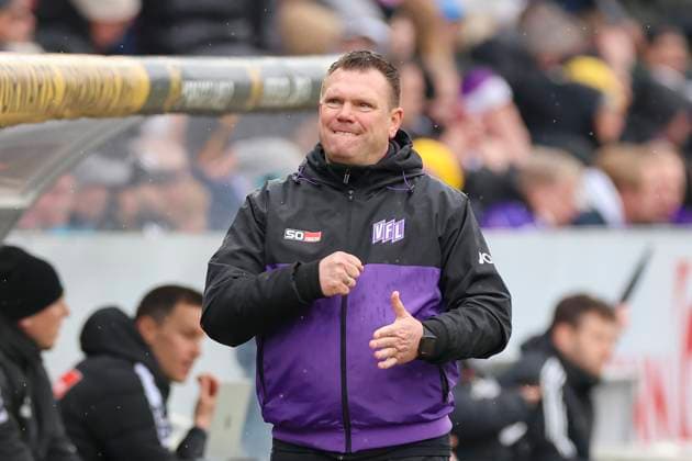 Trainer Uwe Koschinat (VfL Osnabrueck) schaut enttaeuscht, 2. Bundesliga, VfL Osnabrueck vs Hansa Rostock, Bremer Bruecke, 11.02.2024, Osnabrueck, Deutschland.