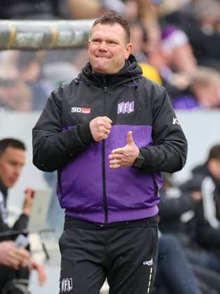 Trainer Uwe Koschinat (VfL Osnabrueck) schaut enttaeuscht, 2. Bundesliga, VfL Osnabrueck vs Hansa Rostock, Bremer Bruecke, 11.02.2024, Osnabrueck, Deutschland.