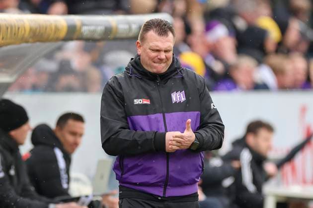 Trainer Uwe Koschinat (VfL Osnabrueck) schaut enttaeuscht, 2. Bundesliga, VfL Osnabrueck vs Hansa Rostock, Bremer Bruecke, 11.02.2024, Osnabrueck, Deutschland.
