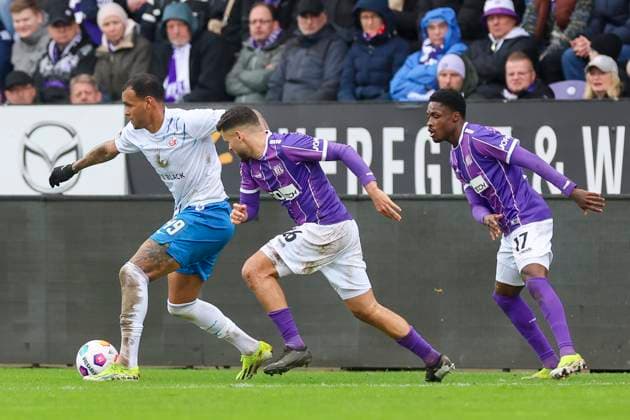 Junior Brumado (Hansa Rostock), Dave Gnaase (VfL Osnabrueck) und Christian Conteh (VfL Osnabrueck) kaempfen um den Ball, 2. Bundesliga, VfL Osnabrueck vs Hansa Rostock, Bremer Bruecke, 11.02.2024, Osnabrueck, Deutschland.