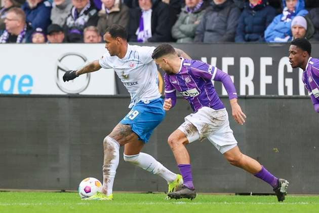 Junior Brumado (Hansa Rostock) und Dave Gnaase (VfL Osnabrueck) kaempfen um den Ball, 2. Bundesliga, VfL Osnabrueck vs Hansa Rostock, Bremer Bruecke, 11.02.2024, Osnabrueck, Deutschland.