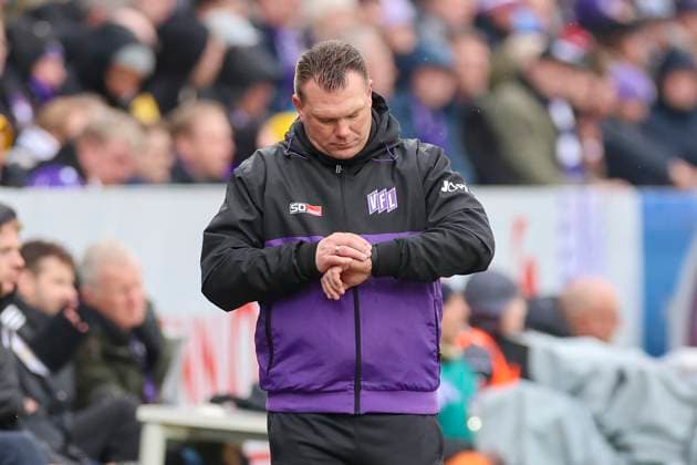 Trainer Uwe Koschinat (VfL Osnabrueck) schaut enttaeuscht auf die Uhr, 2. Bundesliga, VfL Osnabrueck vs Hansa Rostock, Bremer Bruecke, 11.02.2024, Osnabrueck, Deutschland.