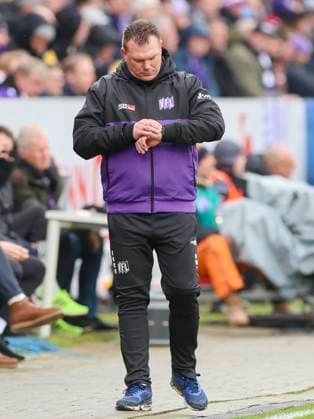 Trainer Uwe Koschinat (VfL Osnabrueck) schaut enttaeuscht auf die Uhr, 2. Bundesliga, VfL Osnabrueck vs Hansa Rostock, Bremer Bruecke, 11.02.2024, Osnabrueck, Deutschland.