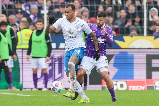 Junior Brumado (Hansa Rostock) und Dave Gnaase (VfL Osnabrueck) kaempfen um den Ball, 2. Bundesliga, VfL Osnabrueck vs Hansa Rostock, Bremer Bruecke, 11.02.2024, Osnabrueck, Deutschland.