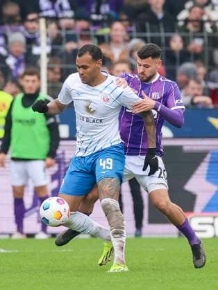 Junior Brumado (Hansa Rostock) und Dave Gnaase (VfL Osnabrueck) kaempfen um den Ball, 2. Bundesliga, VfL Osnabrueck vs Hansa Rostock, Bremer Bruecke, 11.02.2024, Osnabrueck, Deutschland.