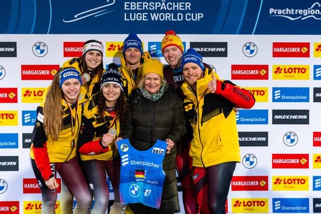 Bilder des Jahres 2024, Sport 02 Feburar Sport Themen der Woche KW06 Sport Bilder des Tages 11.02.2024, GER, Rodeln Rennrodeln, Frauen Maenner, Weltcup, Saison 2023 2024, 6. EBERSPAECHER Rodelweltcup Teamstaffel Im Bild zu sehen Fraebel, Merle Orlamuender, Hannes Gubitz, Paul Constantin Langenhan, Max Degenhardt, Jessica Rosenthal, Cheyenne gemeinsam bei der Siegerehrung mit Nancy Faeser 98559 Oberhof LOTTO Thüringen ARENA am Rennst Thüringen Deutschland *** 11 02 2024, GER, Luge, Women Men, World Cup, Season 2023 2024, 6 EBERSPAECHER Luge World Cup Team Relay The picture shows Fraebel, Merle Orlamuender, Hannes Gubitz, Paul Constantin Langenhan, Max Degenhardt, Jessica Rosenthal, Cheyenne together at the award ceremony with Nancy Faeser 98559 Oberhof LOTTO Thüringen ARENA am Rennst Thüringen Germany