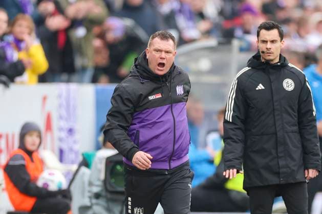 Trainer Uwe Koschinat (VfL Osnabrueck) schaut enttaeuscht, 2. Bundesliga, VfL Osnabrueck vs Hansa Rostock, Bremer Bruecke, 11.02.2024, Osnabrueck, Deutschland.
