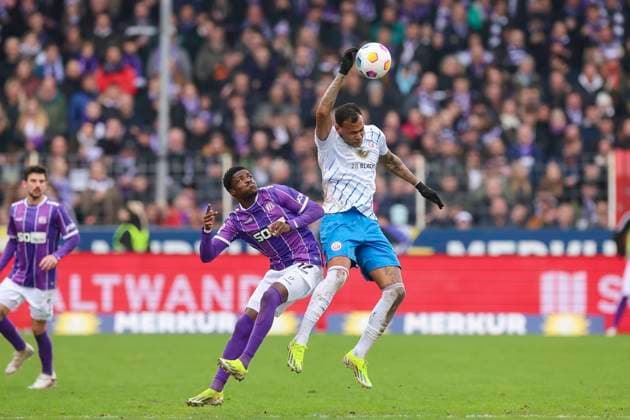 Christian Conteh (VfL Osnabrueck) und Junior Brumado (Hansa Rostock) kaempfen um den Ball, 2. Bundesliga, VfL Osnabrueck vs Hansa Rostock, Bremer Bruecke, 11.02.2024, Osnabrueck, Deutschland.