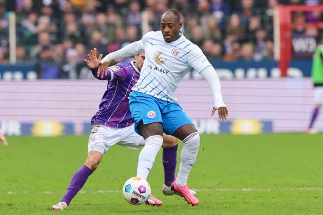 Dave Gnaase (VfL Osnabrueck) und Christian Kinsombi (Hansa Rostock) kaempfen um den Ball, 2. Bundesliga, VfL Osnabrueck vs Hansa Rostock, Bremer Bruecke, 11.02.2024, Osnabrueck, Deutschland.