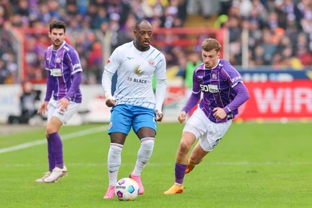 Christian Kinsombi (Hansa Rostock) und Michael Cuisance (VfL Osnabrueck) kaempfen um den Ball, 2. Bundesliga, VfL Osnabrueck vs Hansa Rostock, Bremer Bruecke, 11.02.2024, Osnabrueck, Deutschland.