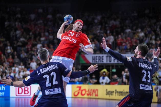28.01.2024, EHF EURO 2024, Männer Europameisterschaft Handball, Lanxess Arena in Köln, Finale, Frankreich - Dänemark: Mikkel Hansen (Dänemark) wirft den Ball über die Abwehr von Luka Karabatic (Frankreich) und Ludovic Fabregas (Frankreich) Nordrhein-Westfalen Deutschland