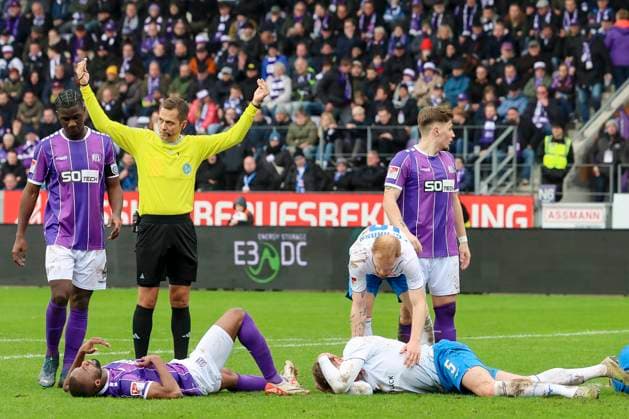 Oumar Diakhite (VfL Osnabrueck) und Oliver Huesing (Hansa Rostock) liegen nach einem Zusammenstoss verletzt auf dem Rasen und muessen ausgewechselt werden, 2. Bundesliga, VfL Osnabrueck vs Hansa Rostock, Bremer Bruecke, 11.02.2024, Osnabrueck, Deutschland.