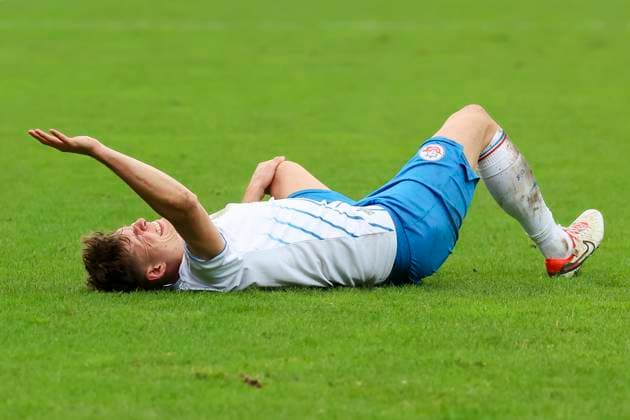 Alexander Rossipal (Hansa Rostock) liegt verletzt auf dem Rasen, 2. Bundesliga, VfL Osnabrueck vs Hansa Rostock, Bremer Bruecke, 11.02.2024, Osnabrueck, Deutschland.