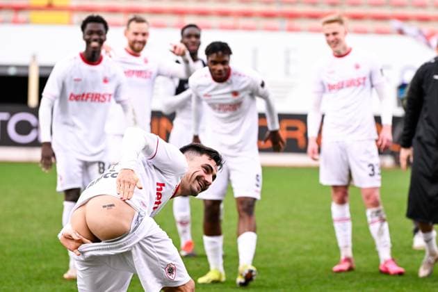 Sport Themen der Woche KW06 Sport Bilder des Tages Fußball, RWD Molenbeek - Royal Antwerpen Antwerp s Jelle Bataille celebrates, showing an RAFC tattoo on his bottom, after winning a soccer match between RWD Molenbeek and Royal Antwerp FC, Sunday 11 February 2024 in Brussels, on day 25 of the 2023-2024 season of the Jupiler Pro League first division of the Belgian championship. LAURIExDIEFFEMBACQ  x85516845x