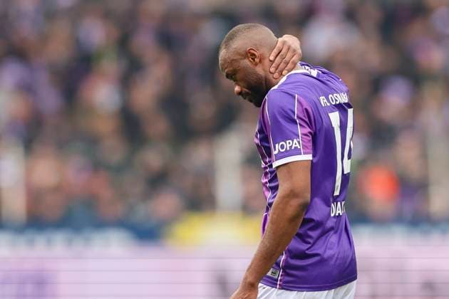 Oumar Diakhite (VfL Osnabrueck) verlaesst verletzt den Platz, 2. Bundesliga, VfL Osnabrueck vs Hansa Rostock, Bremer Bruecke, 11.02.2024, Osnabrueck, Deutschland.