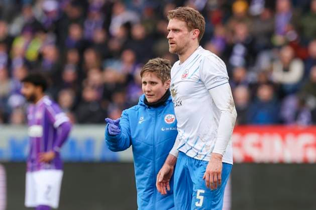 Oliver Huesing (Hansa Rostock) verlaesst verletzt den Platz, 2. Bundesliga, VfL Osnabrueck vs Hansa Rostock, Bremer Bruecke, 11.02.2024, Osnabrueck, Deutschland.