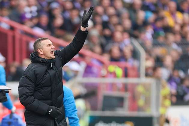 Trainer Mersad Selimbegovic (Hansa Rostock) gestikuliert, 2. Bundesliga, VfL Osnabrueck vs Hansa Rostock, Bremer Bruecke, 11.02.2024, Osnabrueck, Deutschland.