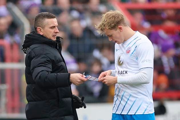 Trainer Mersad Selimbegovic (Hansa Rostock) zeigt Felix Ruschke (Hansa Rostock) einen Zettel, 2. Bundesliga, VfL Osnabrueck vs Hansa Rostock, Bremer Bruecke, 11.02.2024, Osnabrueck, Deutschland.