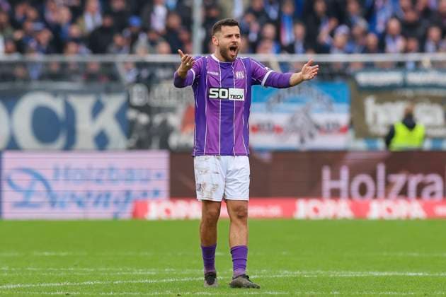 Dave Gnaase (VfL Osnabrueck) gestikuliert, 2. Bundesliga, VfL Osnabrueck vs Hansa Rostock, Bremer Bruecke, 11.02.2024, Osnabrueck, Deutschland.