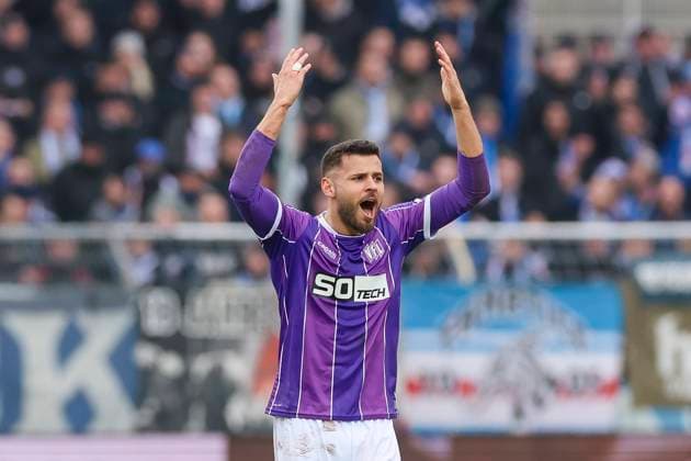 Dave Gnaase (VfL Osnabrueck) gestikuliert, 2. Bundesliga, VfL Osnabrueck vs Hansa Rostock, Bremer Bruecke, 11.02.2024, Osnabrueck, Deutschland.