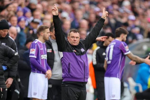 Trainer Uwe Koschinat (VfL Osnabrueck) gestikuliert, 2. Bundesliga, VfL Osnabrueck vs Hansa Rostock, Bremer Bruecke, 11.02.2024, Osnabrueck, Deutschland.
