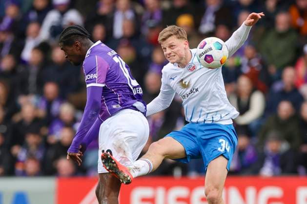 Kwasi Wriedt (VfL Osnabrueck) und Jannis Lang (Hansa Rostock) kaempfen um den Ball, 2. Bundesliga, VfL Osnabrueck vs Hansa Rostock, Bremer Bruecke, 11.02.2024, Osnabrueck, Deutschland.