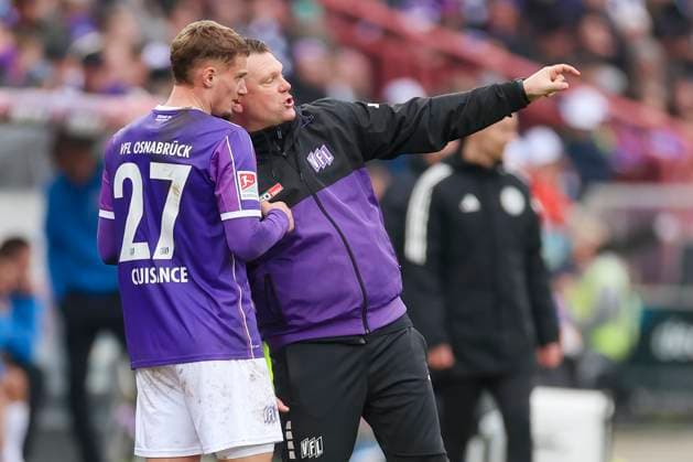 Michael Cuisance (VfL Osnabrueck) und Trainer Uwe Koschinat (VfL Osnabrueck) unterhalten sich, 2. Bundesliga, VfL Osnabrueck vs Hansa Rostock, Bremer Bruecke, 11.02.2024, Osnabrueck, Deutschland.
