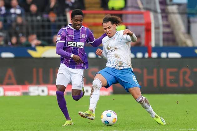 Christian Conteh (VfL Osnabrueck) und Juan-Jose Perea (Hansa Rostock) kaempfen um den Ball, 2. Bundesliga, VfL Osnabrueck vs Hansa Rostock, Bremer Bruecke, 11.02.2024, Osnabrueck, Deutschland.