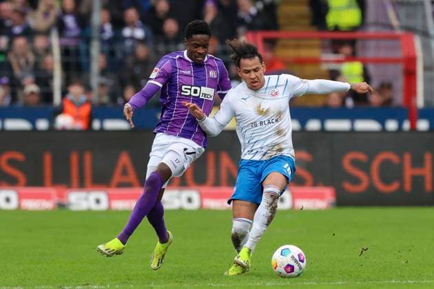 Christian Conteh (VfL Osnabrueck) und Juan-Jose Perea (Hansa Rostock) kaempfen um den Ball, 2. Bundesliga, VfL Osnabrueck vs Hansa Rostock, Bremer Bruecke, 11.02.2024, Osnabrueck, Deutschland.