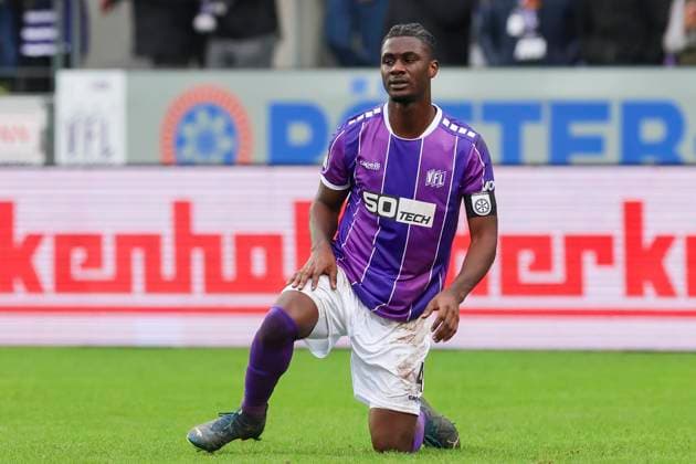 Maxwell Gyamfi (VfL Osnabrueck) schaut enttaeuscht, 2. Bundesliga, VfL Osnabrueck vs Hansa Rostock, Bremer Bruecke, 11.02.2024, Osnabrueck, Deutschland.
