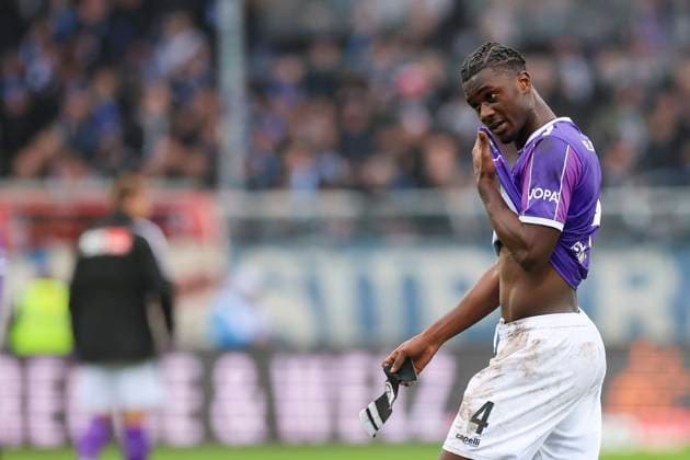 Maxwell Gyamfi (VfL Osnabrueck) schaut enttaeuscht, 2. Bundesliga, VfL Osnabrueck vs Hansa Rostock, Bremer Bruecke, 11.02.2024, Osnabrueck, Deutschland.
