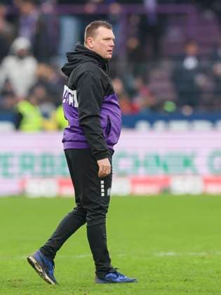 Trainer Uwe Koschinat (VfL Osnabrueck) schaut enttaeuscht, 2. Bundesliga, VfL Osnabrueck vs Hansa Rostock, Bremer Bruecke, 11.02.2024, Osnabrueck, Deutschland.