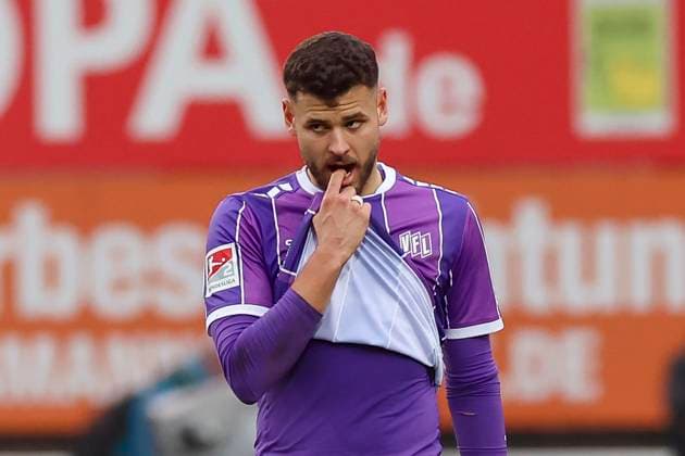 Dave Gnaase (VfL Osnabrueck) schaut enttaeuscht, 2. Bundesliga, VfL Osnabrueck vs Hansa Rostock, Bremer Bruecke, 11.02.2024, Osnabrueck, Deutschland.