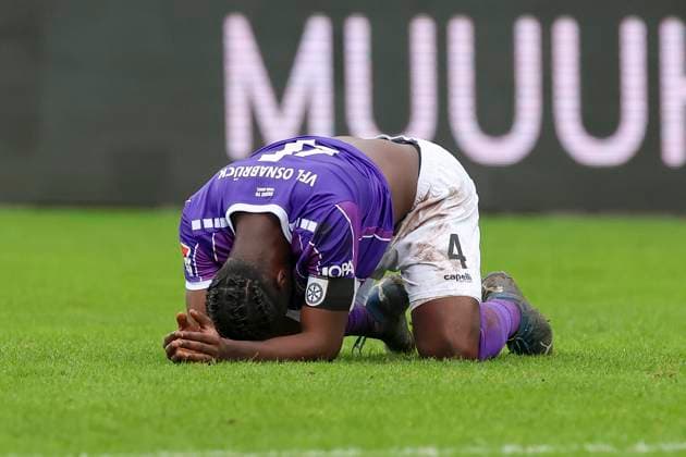 Maxwell Gyamfi (VfL Osnabrueck) liegt enttaeuscht auf dem Rasen, 2. Bundesliga, VfL Osnabrueck vs Hansa Rostock, Bremer Bruecke, 11.02.2024, Osnabrueck, Deutschland.