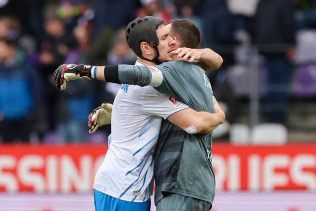 Damian Rossbach (Hansa Rostock) und Torhueter Markus Kolke (Hansa Rostock) jubeln, 2. Bundesliga, VfL Osnabrueck vs Hansa Rostock, Bremer Bruecke, 11.02.2024, Osnabrueck, Deutschland.