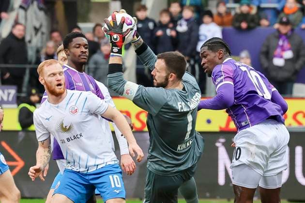 Christian Kinsombi (Hansa Rostock), Maxwell Gyamfi (VfL Osnabrueck), Torhueter Markus Kolke (Hansa Rostock) und Kwasi Wriedt (VfL Osnabrueck) kaempfen um den Ball, 2. Bundesliga, VfL Osnabrueck vs Hansa Rostock, Bremer Bruecke, 11.02.2024, Osnabrueck, Deutschland.