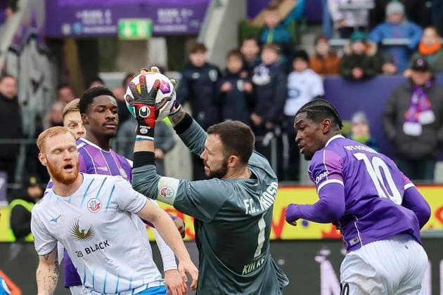 Christian Kinsombi (Hansa Rostock), Maxwell Gyamfi (VfL Osnabrueck), Torhueter Markus Kolke (Hansa Rostock) und Kwasi Wriedt (VfL Osnabrueck) kaempfen um den Ball, 2. Bundesliga, VfL Osnabrueck vs Hansa Rostock, Bremer Bruecke, 11.02.2024, Osnabrueck, Deutschland.