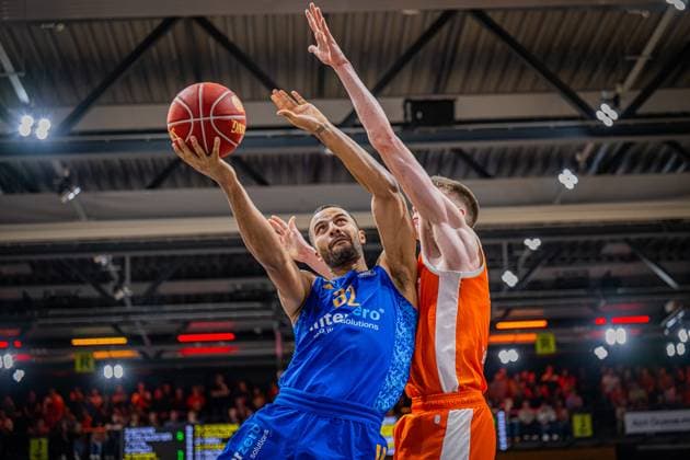 Sport Themen der Woche KW06 2. Basketball Bundesliga, Barmer BBL, Saison 2023 2024, Herren, Hauptrunde, 20. Spieltag, 11.02.2024, RASTA Vechta II - ALBA Berlin Johannes Thiemann ( 32 - ALBA Berlin) beim Korbleger Vechta RASTA Dome Niedersachsen Deutschland *** 2 Basketball Bundesliga, Barmer BBL, Season 2023 2024, Men, Main Round, Matchday 20, 11 02 2024, RASTA Vechta II ALBA Berlin Johannes Thiemann 32 ALBA Berlin at the Korbleger Vechta RASTA Dome Niedersachsen Germany