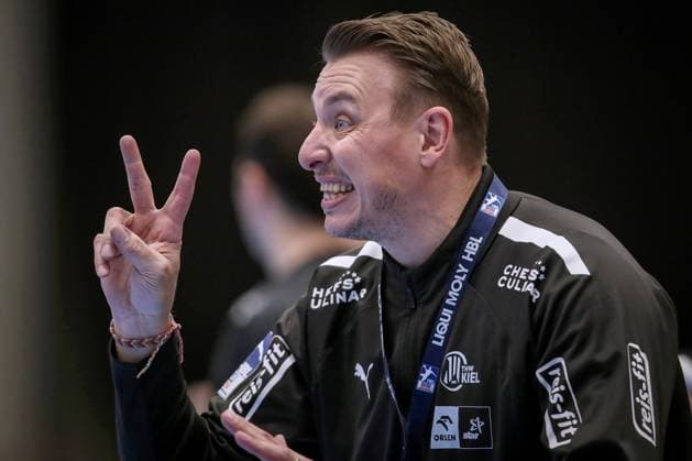 11.02.2024, Handball, Düsseldorf, Mitsubishi Electric Halle, Liqui Moly Handball Bundesliga, Spieltag 21, Saison 2023 2024, Bergischer HC - THW Kiel: Headcoach Trainer Filip Jicha (THW Kiel) gestikulierend an der Seitenlinie NRW Deutschland *** 11 02 2024, Handball, Düsseldorf, Mitsubishi Electric Halle, Liqui Moly Handball Bundesliga, Matchday 21, Season 2023 2024, Bergischer HC THW Kiel Head Coach Filip Jicha THW Kiel gesticulating on the sideline NRW Germany