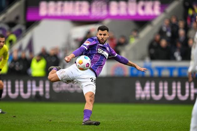2. Bundesliga - VfL Osnabrück - FC Hansa Rostock am 11.02.2024 an der Bremer Brücke in Osnabrück Dave Gnaase (Osnabrueck) am Ball.